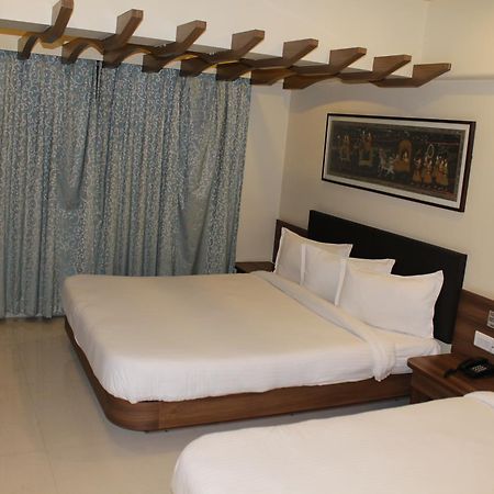 Shreeji Vatika Hotel Surat Eksteriør billede