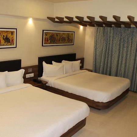 Shreeji Vatika Hotel Surat Eksteriør billede
