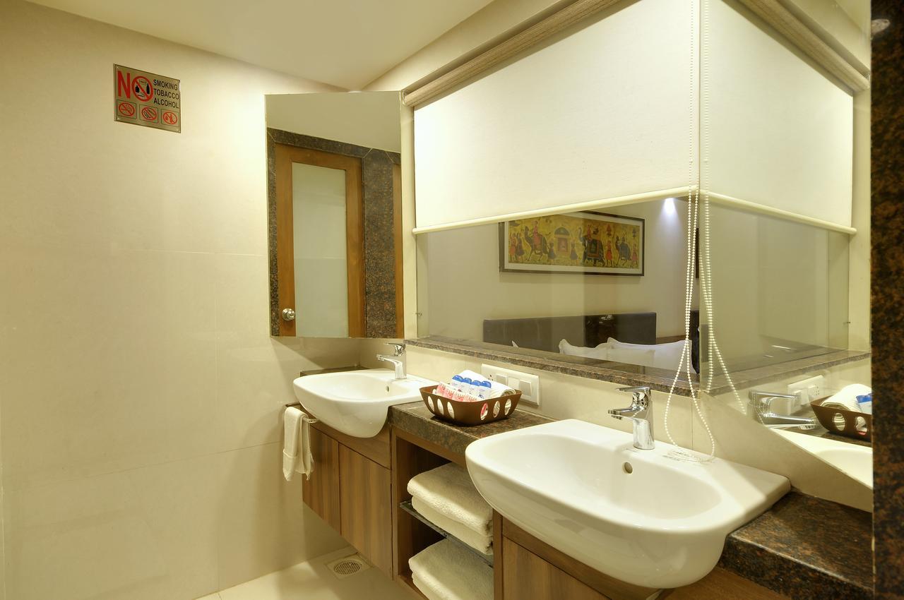 Shreeji Vatika Hotel Surat Eksteriør billede