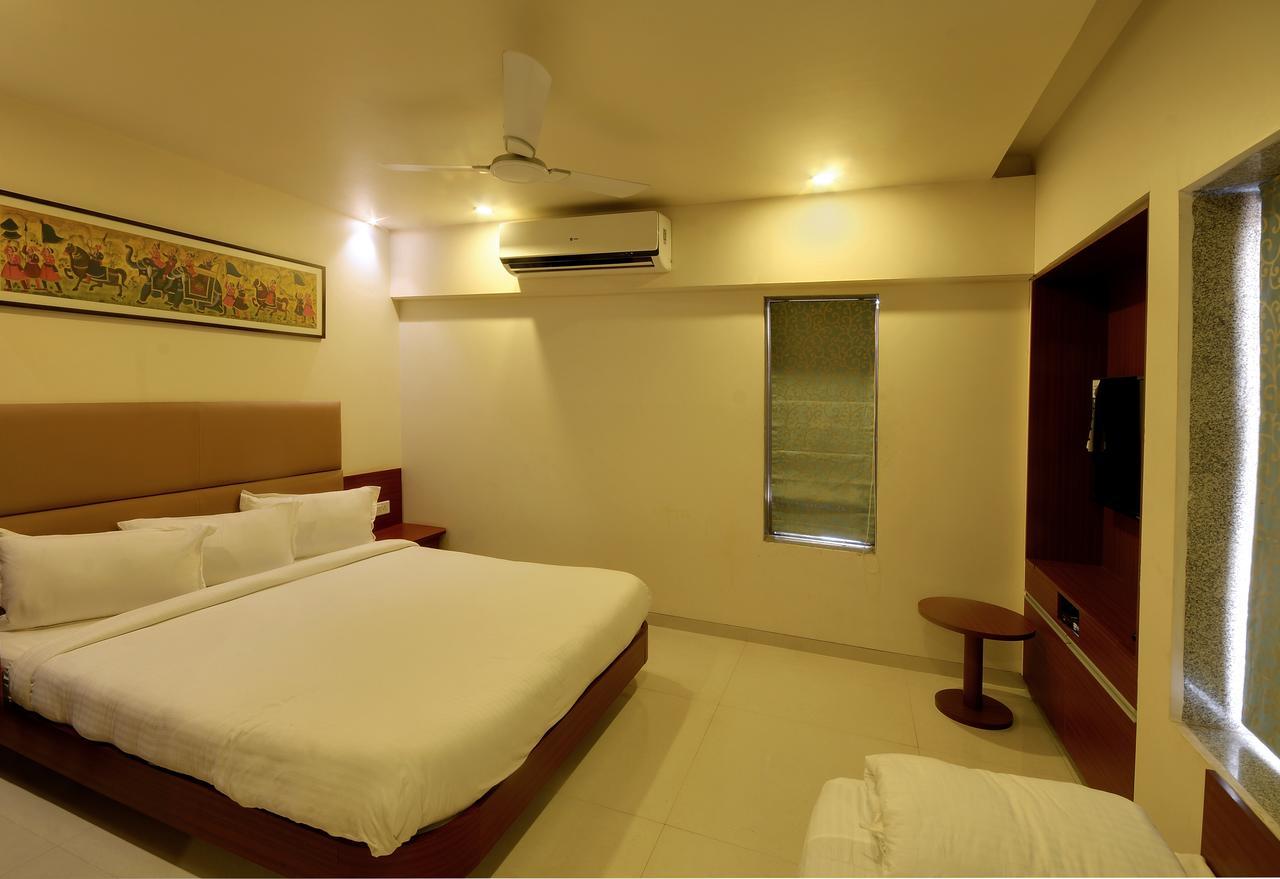Shreeji Vatika Hotel Surat Eksteriør billede
