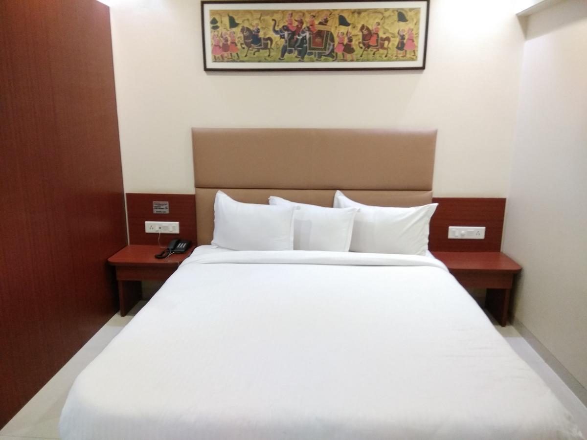 Shreeji Vatika Hotel Surat Eksteriør billede